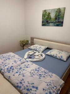 two twin beds in a room with two pillows at Guest House Štefanija in Poljanak