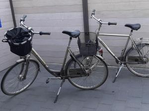 two bikes parked next to each other on a sidewalk at Barrierefreie Ferienwohnung Morgentau in Pewsum, 1 - 4 Personen in Krummhörn