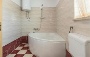 a small bathroom with a toilet and a shower at Stunning Home In Peruski in Peruški