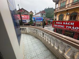 a bridge over a river on a city street at Khách sạn Thuỷ Chi in Bắc Quang