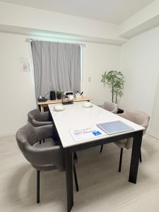 an office with a table and two chairs at カリエンテ三宮202 in Kobe