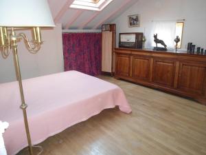 a bedroom with a bed and a tv and a lamp at villa Périgord in Monteton
