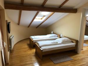 En eller flere senge i et værelse på Guesthouse Knezevic