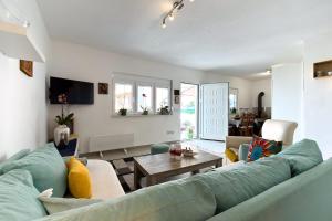 a living room with a blue couch and a table at Ferienwohnung Frangipani in Utjeha
