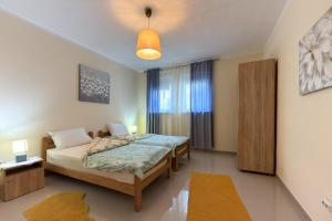 a bedroom with two beds and a large window at Ferienwohnung Frangipani in Utjeha