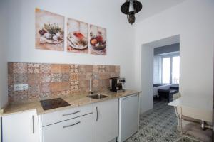 a kitchen with a sink and a counter top at Hogar de la plata in Sanlúcar de Barrameda