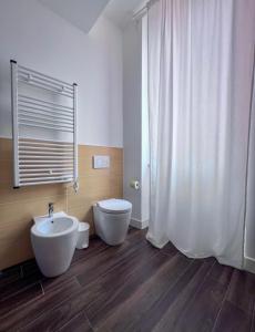a bathroom with a tub and a toilet and a sink at Casa di in Ascoli Piceno +14 photos