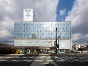 un edificio grande con muchas ventanas en Daiwa Roynet Hotel Okayama Ekimae, en Okayama