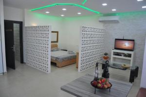 Postel nebo postele na pokoji v ubytování Isramax Jerusalem Apartment in Bat-Yam