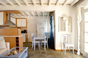 een keuken en eetkamer met een tafel en stoelen bij Kamara in Kamarai