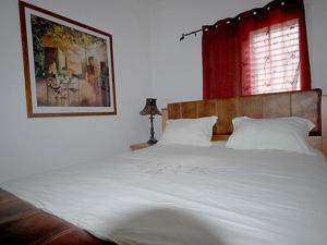 1 cama blanca grande en un dormitorio con ventana en Lea's - Spirit of the Galilee, en Migdal