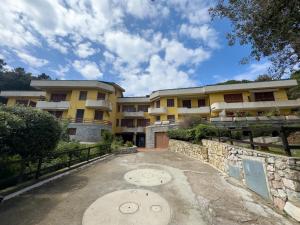 an empty parking lot in front of a building at La casina di Sara in Cavo