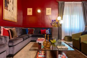 a living room with a couch and a table at Boutique Hotel Metro 900 in Naples