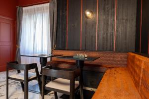 a restaurant with two tables and chairs and a window at Boutique Hotel Metro 900 in Naples