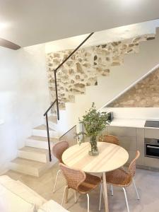 a dining room with a table and chairs at Casa Marítima in Altea
