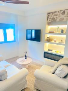 a living room with a white couch and a table at Casa Marítima in Altea