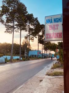 a street with a sign that readsnatalnatalnatalnatalnataldaindaindaindain at Nhà Nghỉ Đạt Thành in Giồng Tú Ðiền