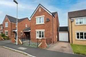 a row of brick houses with a driveway at Stylish Durham 3-Bed Comfort Long Stays in Spennymoor