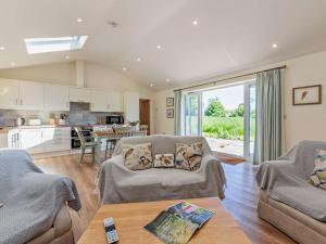 a living room with two couches and a kitchen at 2 Bed in Winchester oc-77384 in Owslebury