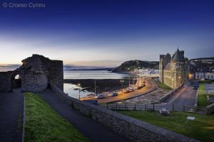 a view of a city with a castle and the ocean at 2 Bed in Aberystwyth oc-c36918 in Aberystwyth