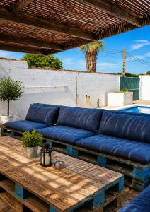 a blue couch sitting on top of a table at Parisito Sancti Petri - Villa amplia con piscina privada in Chiclana de la Frontera