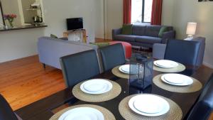 奧克蘭的住宿－海灣大海生活別墅，客厅配有带盘子的桌子