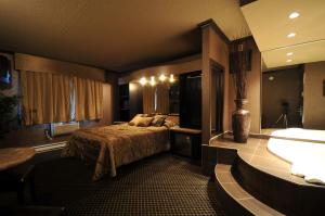 Tempat tidur dalam kamar di Motel Capri et Suites