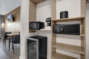 a room with a kitchen with a microwave and a microwave at King Suite at Ocean Blvd in Fort Lauderdale