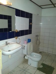 Hotel Valiha في دييجو سواريز: حمام مع مرحاض ومغسلة