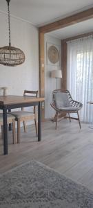 ein Wohnzimmer mit einem Tisch und einem Stuhl in der Unterkunft Middenpaed in Balk