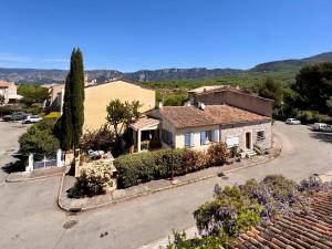 an aerial view of a house in a street at Auberge des Salles in Les Salles-sur-Verdon