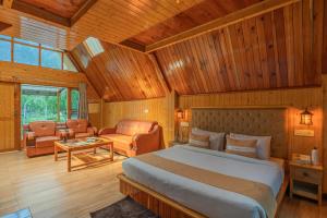 En eller flere senge i et værelse på The Social Stays Kasol