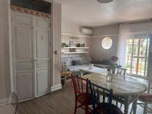 a kitchen and dining room with a table and a couch at Dúplex con vistas panorámicas in Calabardina