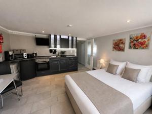 a large bedroom with a large bed and a kitchen at Am kleinen Storchennest in Ummendorf