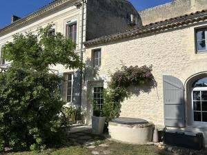 a white brick house with a tree in front of it at LA MAISON JEROBOAM in Saint-Estèphe +40 photos