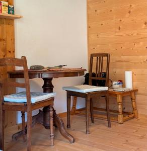 a room with two chairs and a table and a desk at Blüemlisalp-Huus im Kiental in Kiental