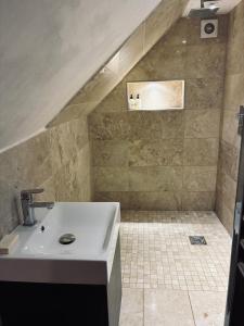 a bathroom with a sink and a tile floor at Cottage in the Hambleden Valley in Henley on Thames +24 photos