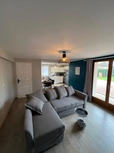 a living room with a couch and a kitchen at Logement indépendant avec jardin in Beaune