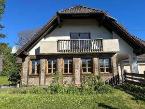 a house with a balcony on top of it at Haus Tersteegen in Oberbrombach
