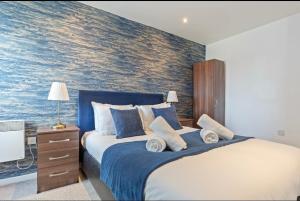 a bedroom with a large bed with a blue blanket at Bright 2-BDR Apartment - Prime Central Location - Free Wi-Fi in Birmingham +15 photos