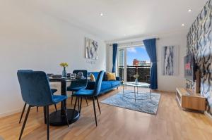 a living room with a blue couch and a table at Bright 2-BDR Apartment - Prime Central Location - Free Wi-Fi in Birmingham
