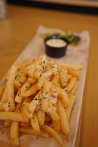 ein Teller Pommes frites auf einem Tisch in der Unterkunft Alpirious Hotel in Islamabad