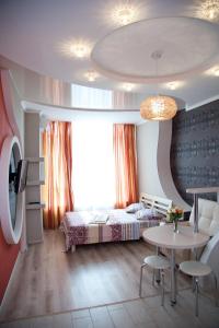 sypialnia z łóżkiem i stołem w obiekcie Fransuaza Apartments w Odessie