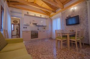 a kitchen and dining room with a table and chairs at Ca' Pierre in Venice +28 photos