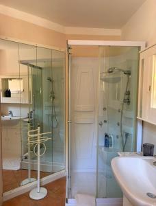 a bathroom with a glass shower and a sink at CASA DI ALICE a Sambuca Val di Pesa in Badia A Passignano