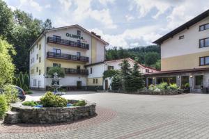 un grande edificio con un cortile antistante di Olimpia Resort & SPA a Szczyrk