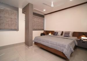 a bedroom with a large bed in a room at Sri Rama Grand in Chilakalūrupet +6 photos