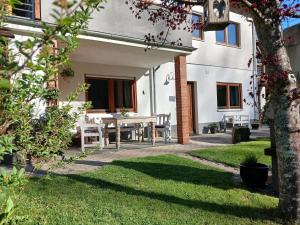 a patio with a table and chairs in a yard at Ferienwohnung Blum in Antweiler