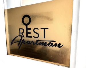 a sign with the words rest american on a window at Rest House Apartman in Nyíregyháza
