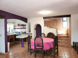 a kitchen and dining room with a table and chairs at Turinjandi in Zirahuén